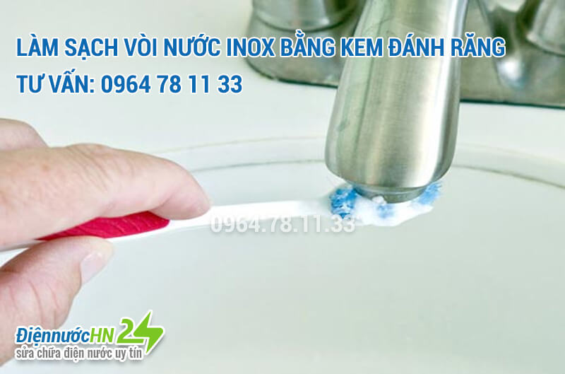 Làm sạch vòi nước Inox bằng kem đánh răng Làm sạch vòi nước Inox bằng kem đánh răng