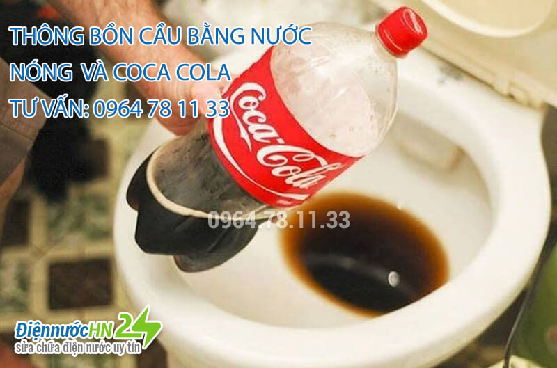 Thông bồn cầu bằng nước nóng và coca cola Thông bồn cầu bằng nước nóng và coca cola