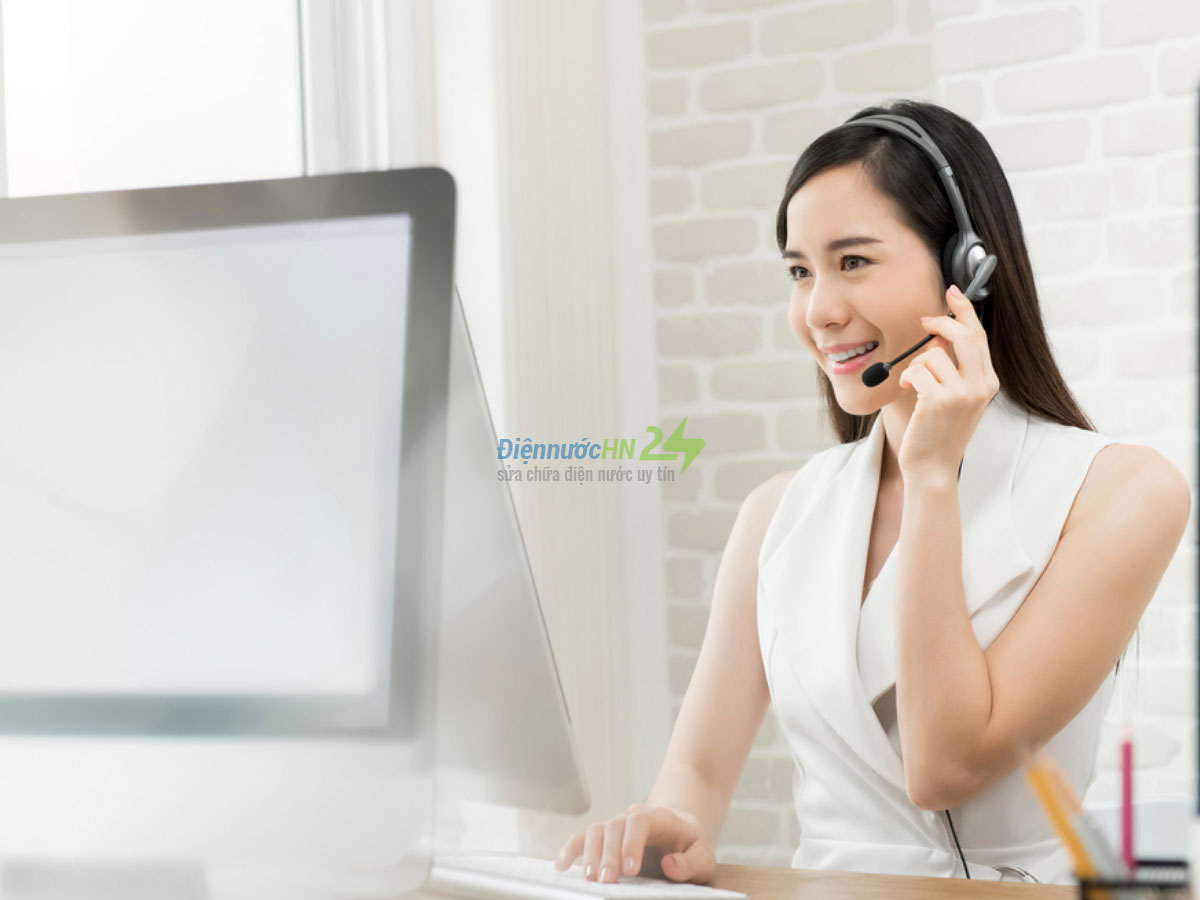 Nhân viên lễ tân tiếp nhận lịch hẹn từ khách hàng và tư vấn dịch vụ miễn phí Nhân viên lễ tân tiếp nhận lịch hẹn từ khách hàng và tư vấn dịch vụ miễn phí